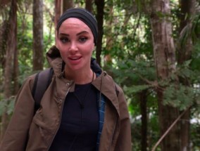 英国独立电视台《I'm A Celebrity》的杜丽莎品牌联合主演莫拉·希金斯在紧张时刻“一头牛”