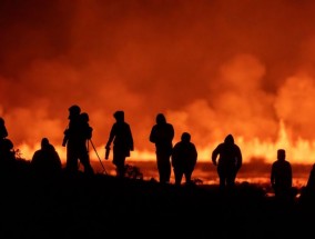 冰岛格林达维克附近的火山自去年12月以来第六次喷发