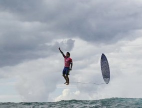 观看:加布里埃尔·梅迪纳标志性的冲浪庆典